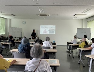 画像　シニアの方向けにみんなの情報モラル講座を実施している様子