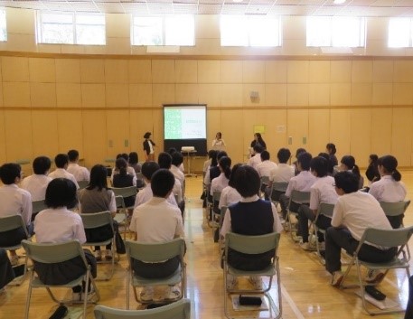 画像　区立中学校での「福祉体験授業」の様子